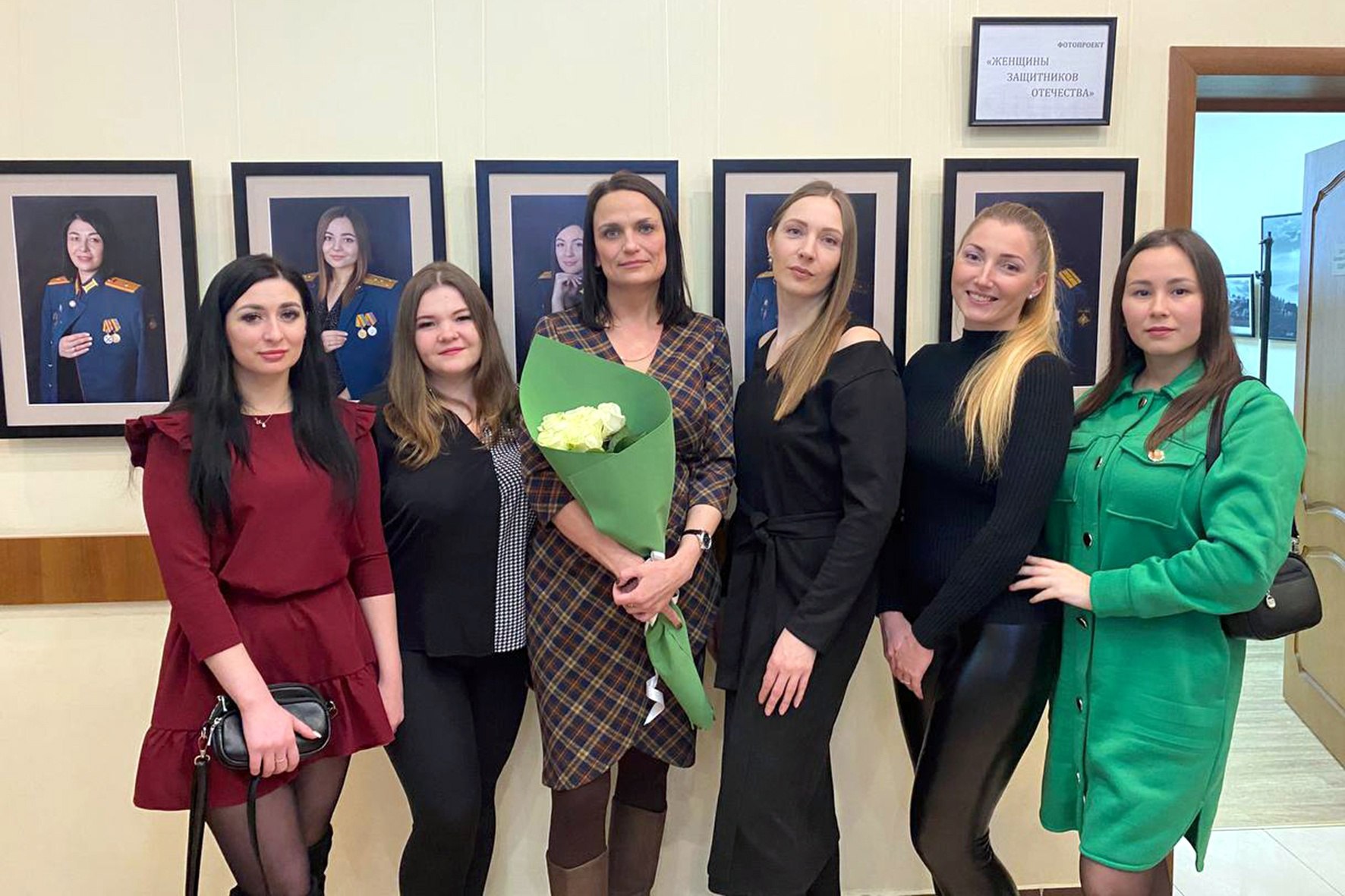 В галерее им. В.А. Собровина открылась выставка Надежды Мельниченко «Женщины защитников Отечества»