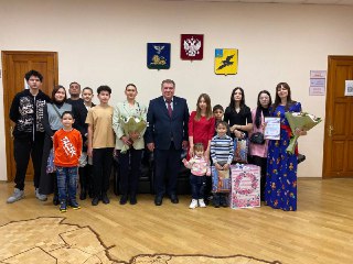 Глава администрации городского округа Геннадий Бондарев поздравил многодетных мам с наградами 💫.