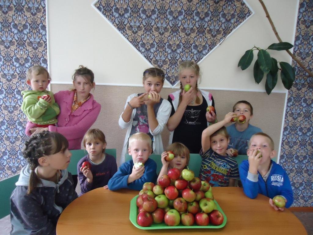 27 ящиков вкусных, экологически чистых яблок передал в школы района и Козинский социально-реабилитационный центр для несовершеннолетних индивидуальный предприниматель, садовод Марин Мушук..