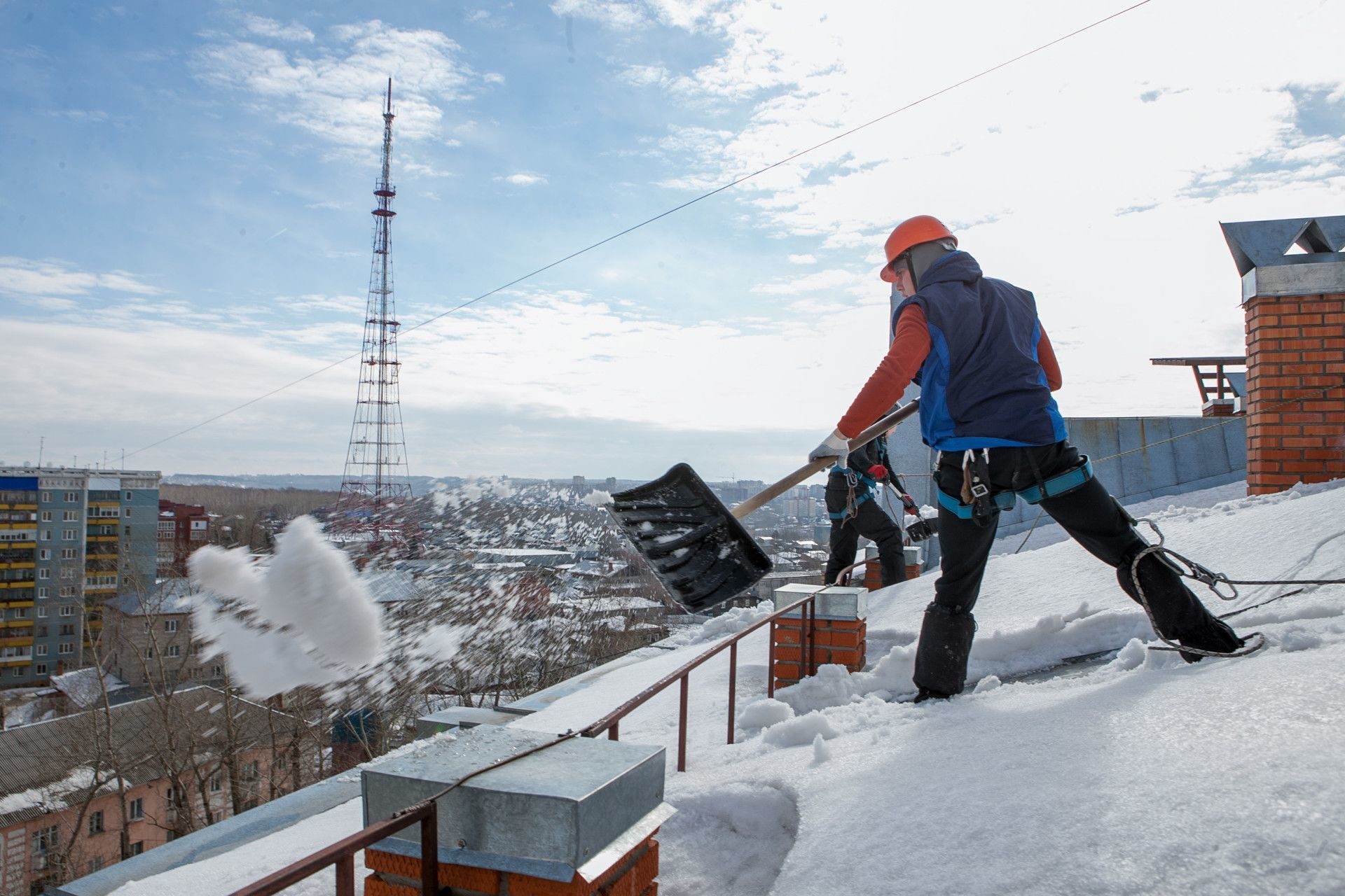 Организация работ по очистке от снега крыш, покрытий зданий и сооружений.