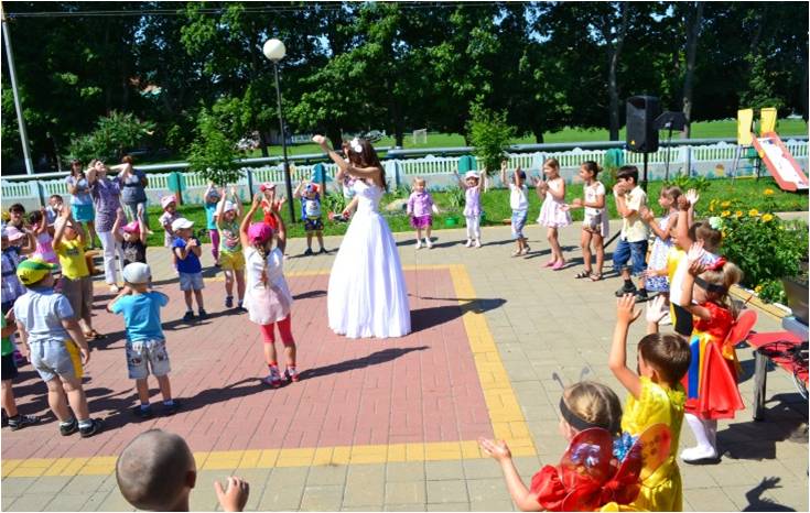 8 июля в день Всероссийского праздника  Дня семьи, любви и верности в МБОУ «Головчинская СОШ с УИОП» на базе дошкольных групп состоялось праздничное мероприятие  для детей и их родителей, которое было проведено Антоновским СМДК  совместно с воспитателями.