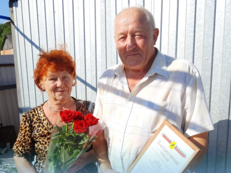 Олег Степанович и Надежда Ивановна Красниковы отметили 52-ю годовщину со дня свадьбы.
