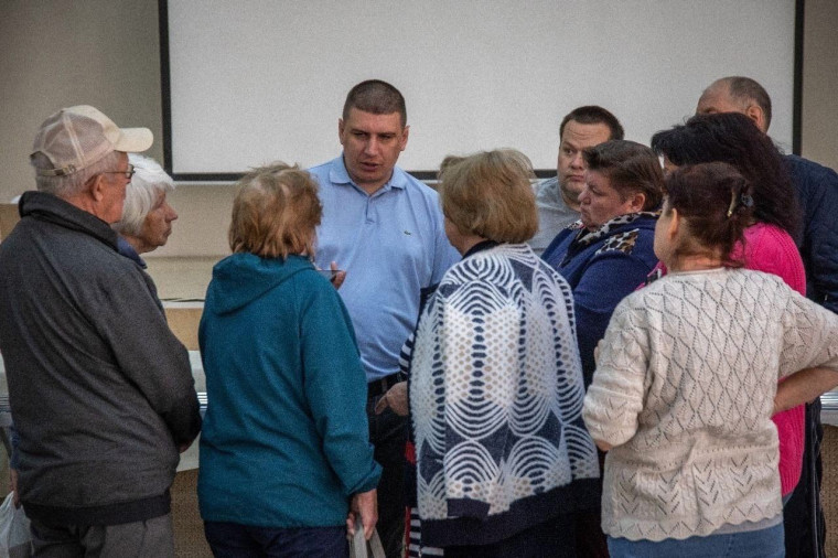 Замглавы администрации муниципалитета Александр Коноркин посетил грайворонцев в ПВР и провёл индивидуальный приём.