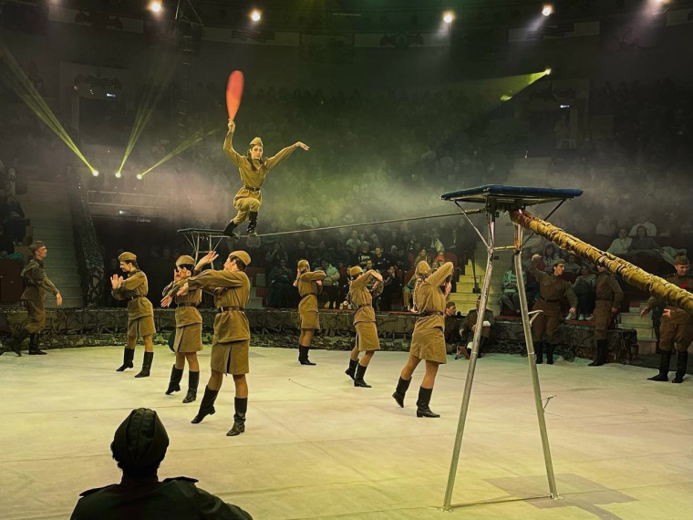 Грайворонские школьники побывали на военно-патриотическом цирковом спектакле «Салют Победы».