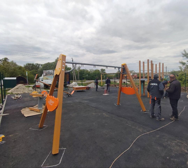 В Почаево начали строительство новой детской площадки в рамках региональной программы «Решаем вместе».