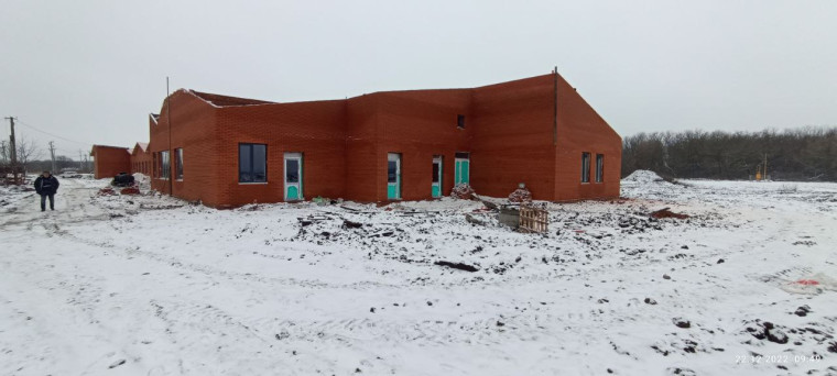 В селе Новостроевка-Первая продолжаются работы по строительству социально-культурного центра.