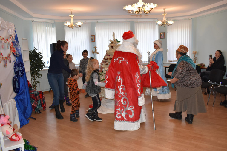 В Грайвороне прошла первая благотворительная акция «Ёлка добра» в рамках реализации проекта по оказанию помощи семьям из Украины и новых территорий РФ.