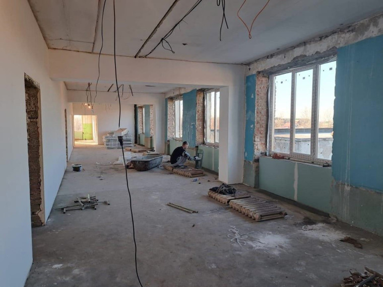 Грайворонцы проверили ход ремонта в Козинской школе.