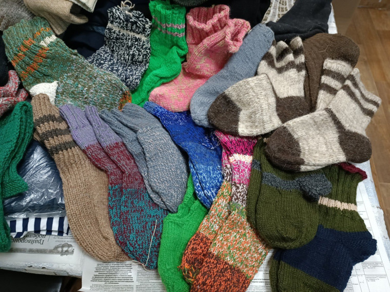 С теплом и любовью: жители Грайворонского горокруга вяжут шерстяные носки для мобилизованных.