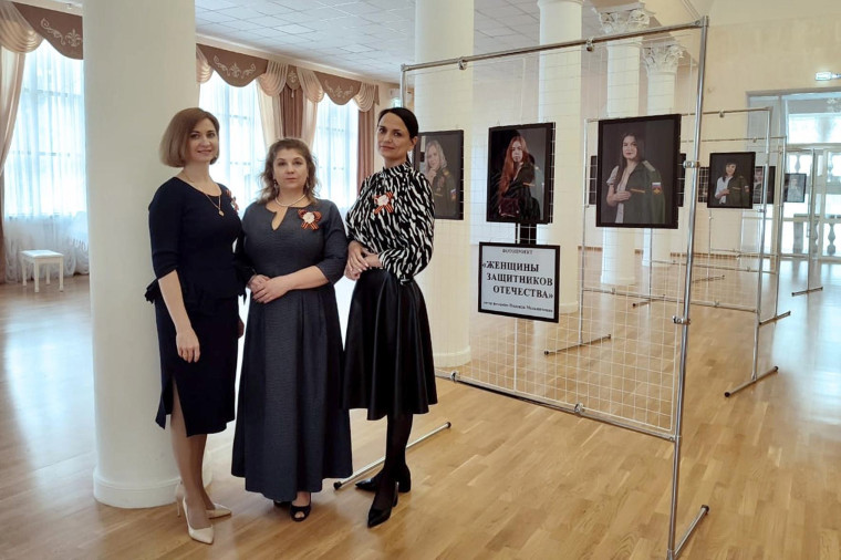 В Центре культурного развития села Головчино открылась выставка Надежды Мельниченко «Женщины защитников Отечества».