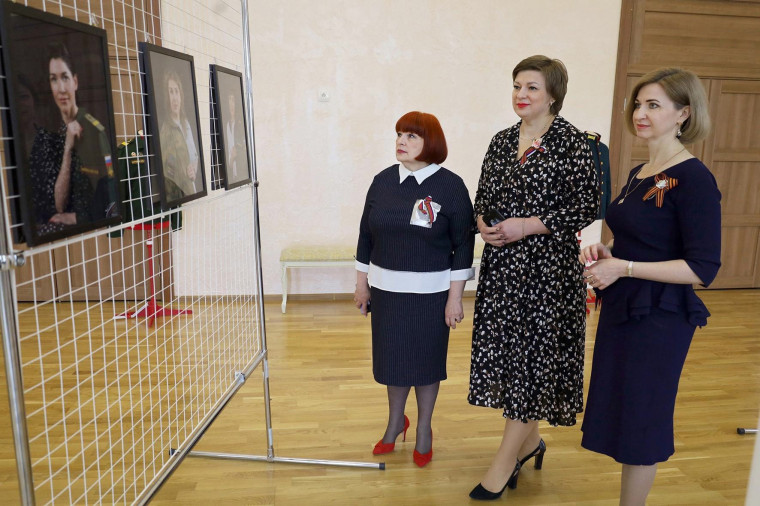 В Центре культурного развития села Головчино открылась выставка Надежды Мельниченко «Женщины защитников Отечества».
