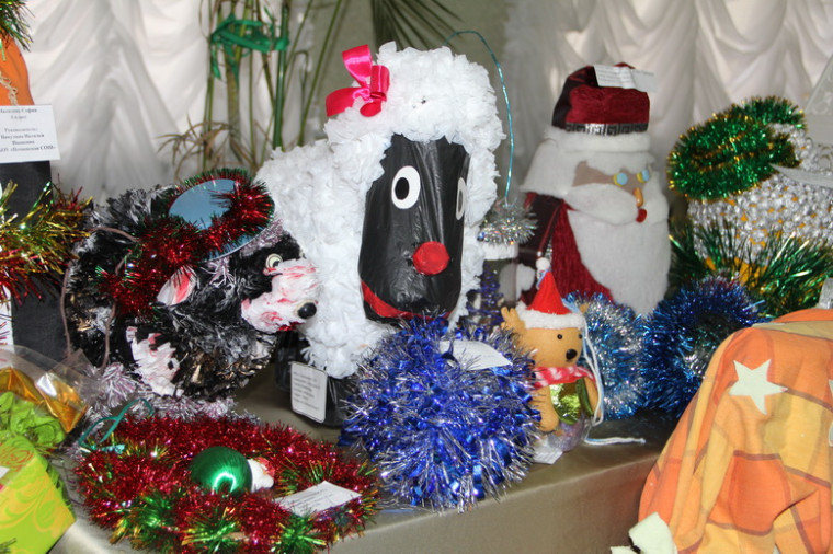 19 декабря в Районном дворце культуры были подведены  итоги районного конкурса «Ёлка-2015» на лучшую новогоднюю игрушку для главной Ёлки района..