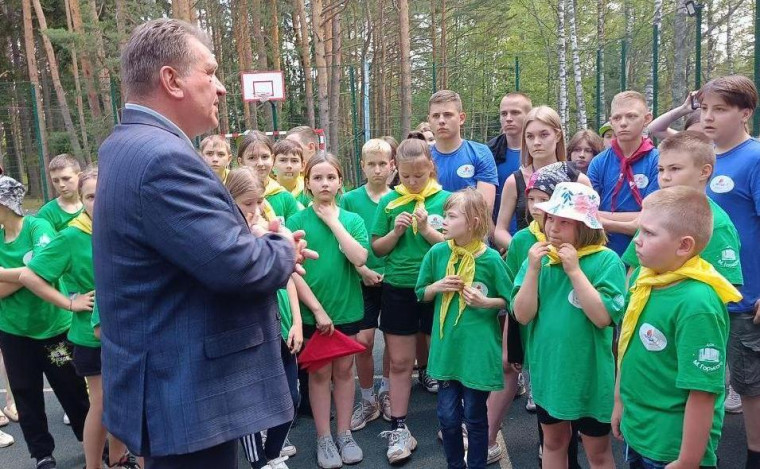 Мальчишки и девчонки из Грайворонского округа отдыхают на летних каникулах в лагере имени М. Горького в Ярославской области.