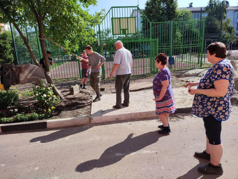 В Грайвороне продолжается обустройство детской площадки в рамках проекта «Решаем вместе».