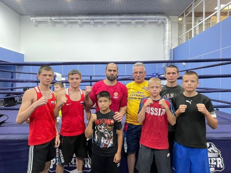 Грайворонские боксёры встретились со звёздами спорта на учебно-тренировочных сборах по боксу.