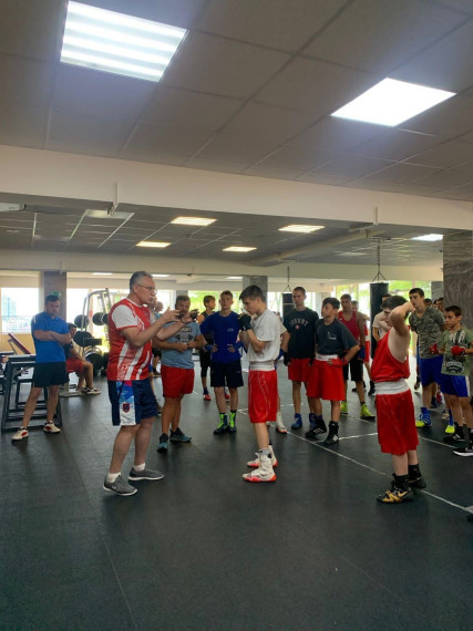 Грайворонские боксёры встретились со звёздами спорта на учебно-тренировочных сборах по боксу.