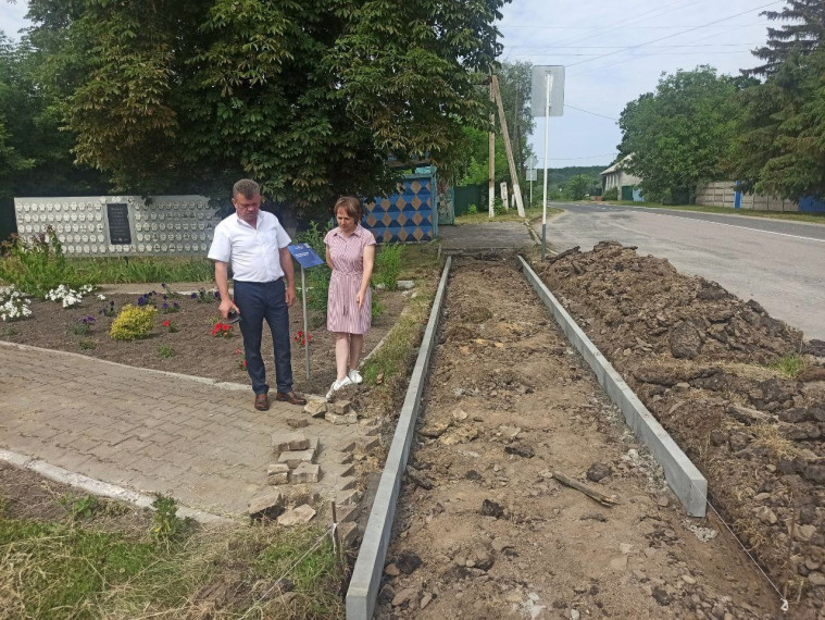 В селе Дунайка продолжается устройство тротуара.