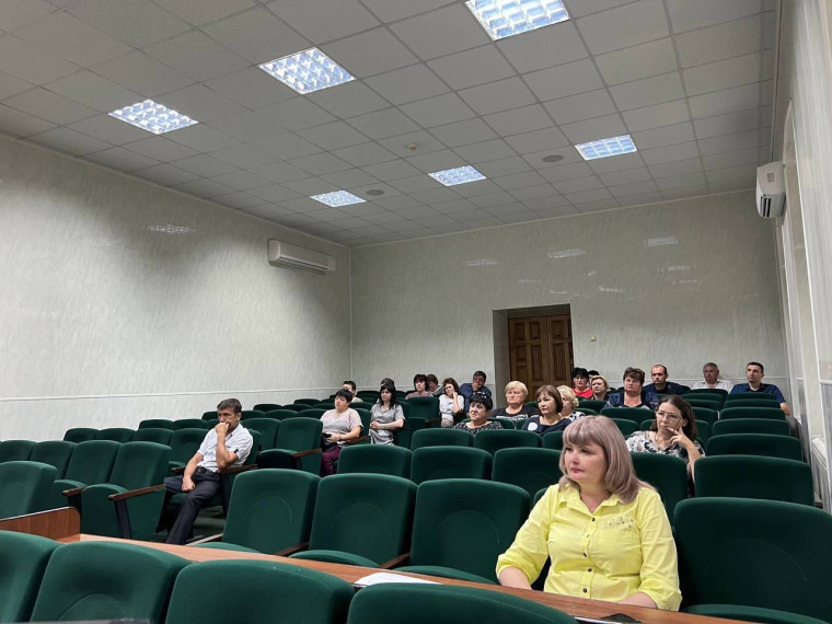 Геннадий Бондарев обсудил вопрос о формате нового учебного года с директорами школ муниципалитета.