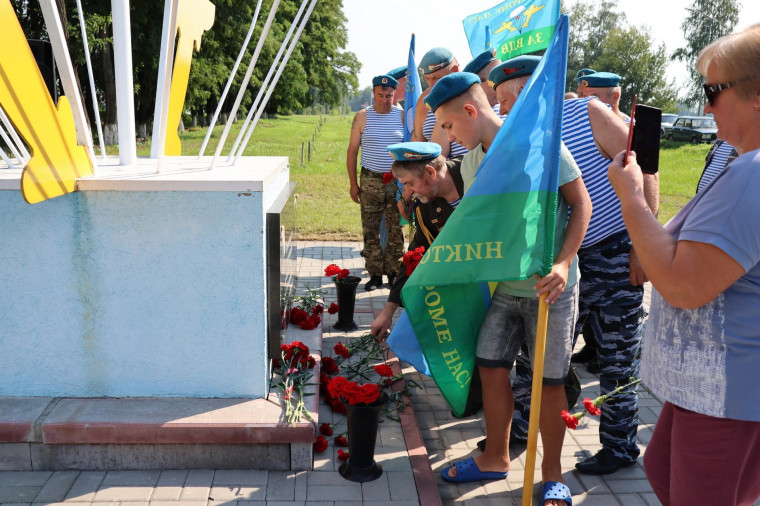Сегодня, в День Воздушно-десантных войск России, грайворонцы возложили цветы к памятному знаку воинам ВДВ.