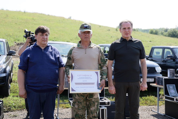 Вячеслав Гладков передал автомобили и снаряжение отрядам Белгородской территориальной самообороны.