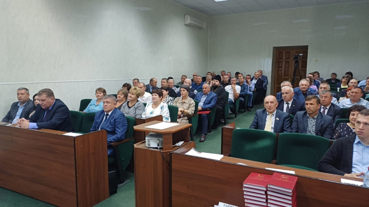 Сегодня на заседании первой сессии Совета депутатов горокруга второго созыва Геннадий Бондарев назначен на должность главы администрации муниципалитета на новый срок полномочий.