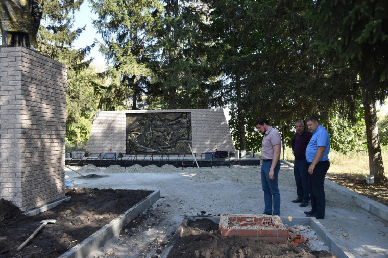В сёлах Грайворонского горокруга продолжается капремонт двух памятников воинской славы.
