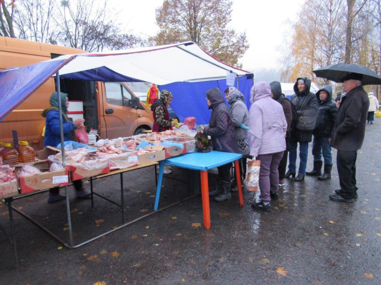 Жители горокруга смогли купить на ярмарке продукты по доступным ценам.