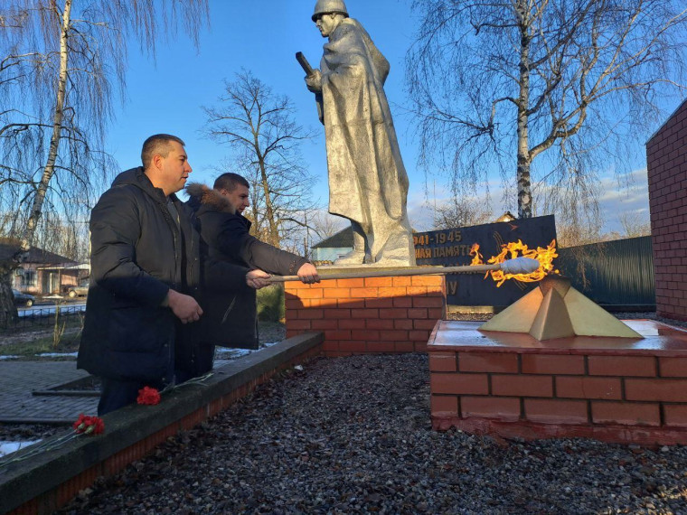 В Дорогощи зажгли Вечный огонь у памятника Неизвестному Солдату.