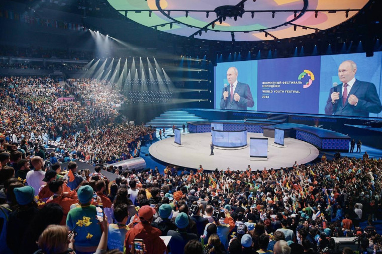 Президент России Владимир Путин выступил на церемонии закрытия Всемирного фестиваля молодёжи-2024.
