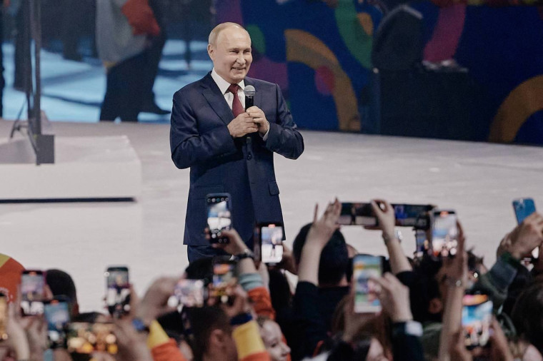Президент России Владимир Путин выступил на церемонии закрытия Всемирного фестиваля молодёжи-2024.