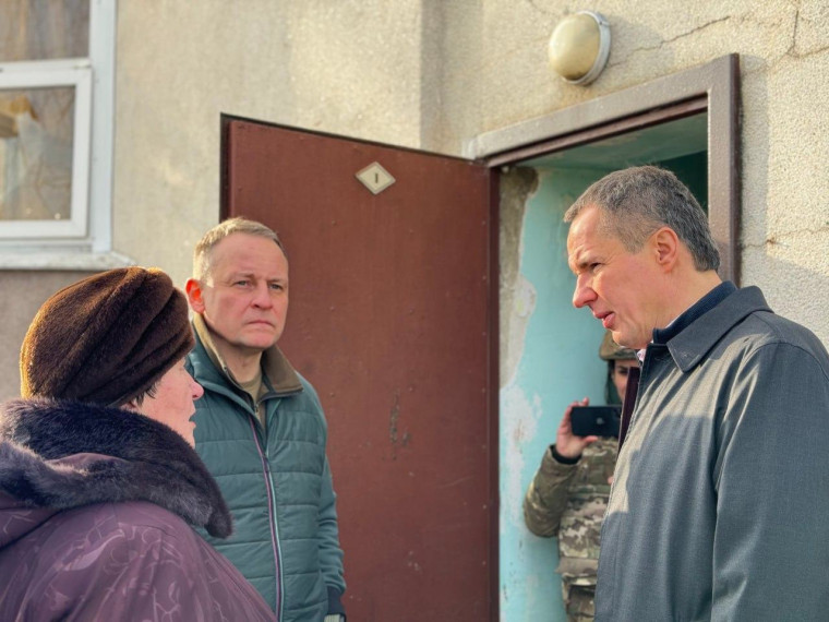 Вячеслав Гладков посетил пункт выдачи гуманитарной помощи в Грайвороне.