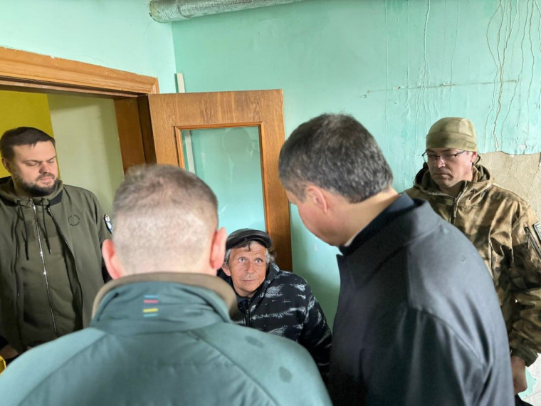 Вячеслав Гладков посетил пункт выдачи гуманитарной помощи в Грайвороне.